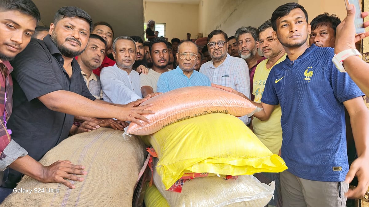 ফেনী জেলার বন্যার্তদের মধ্যে ত্রাণ বিতরণ করেন বিএনপির ভাইস চেয়ারম্যান আবদুল আউয়াল মিন্টু।  আজ সকালে ফেনীর দাগনভূঞা উপজেলায়